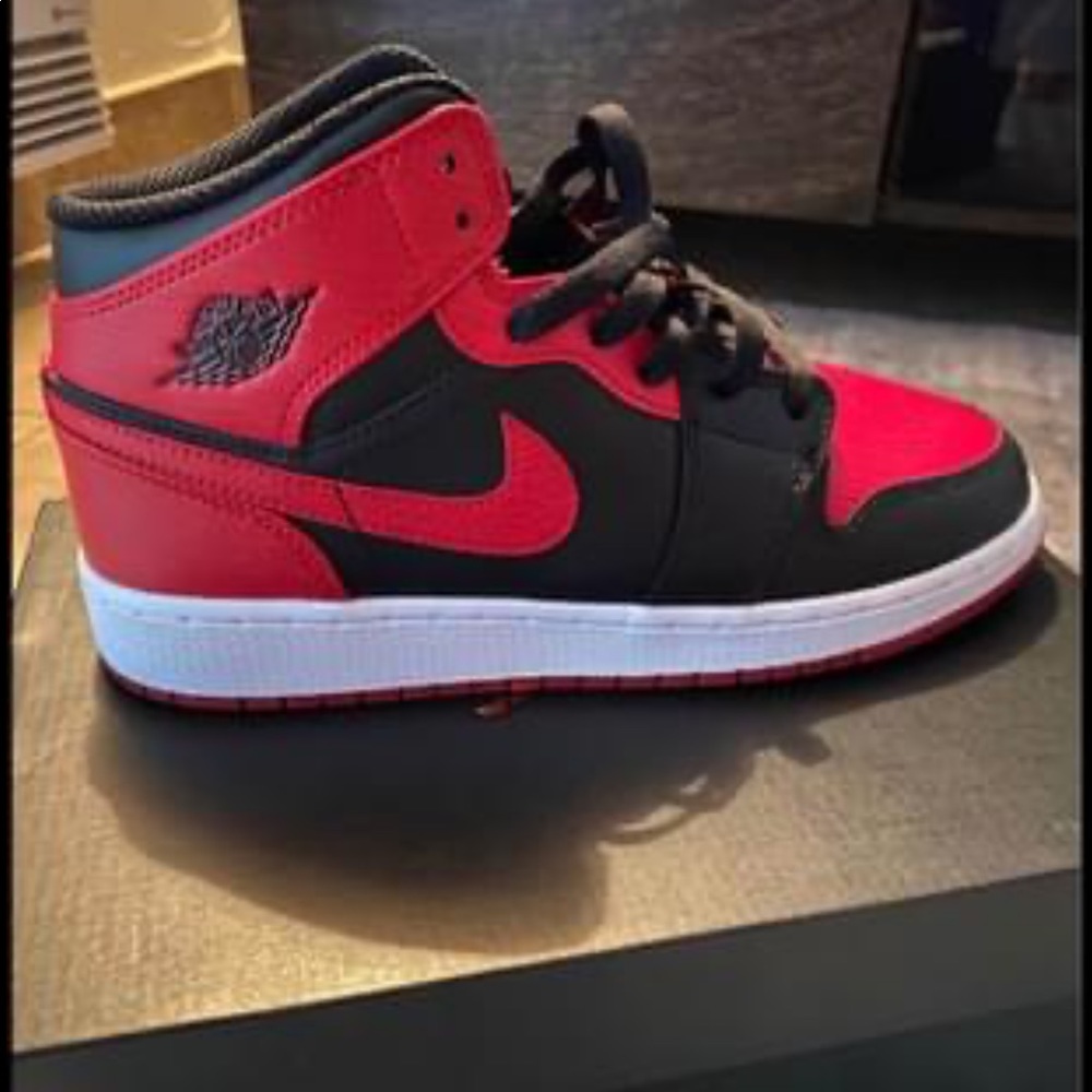 Air Jordan 1 mid banned